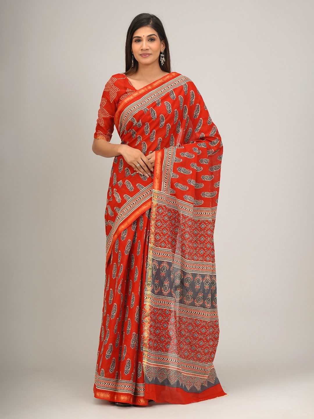 

KIAARON Ethnic Motifs Zari Mulmul Cotton Block Print Saree, Red