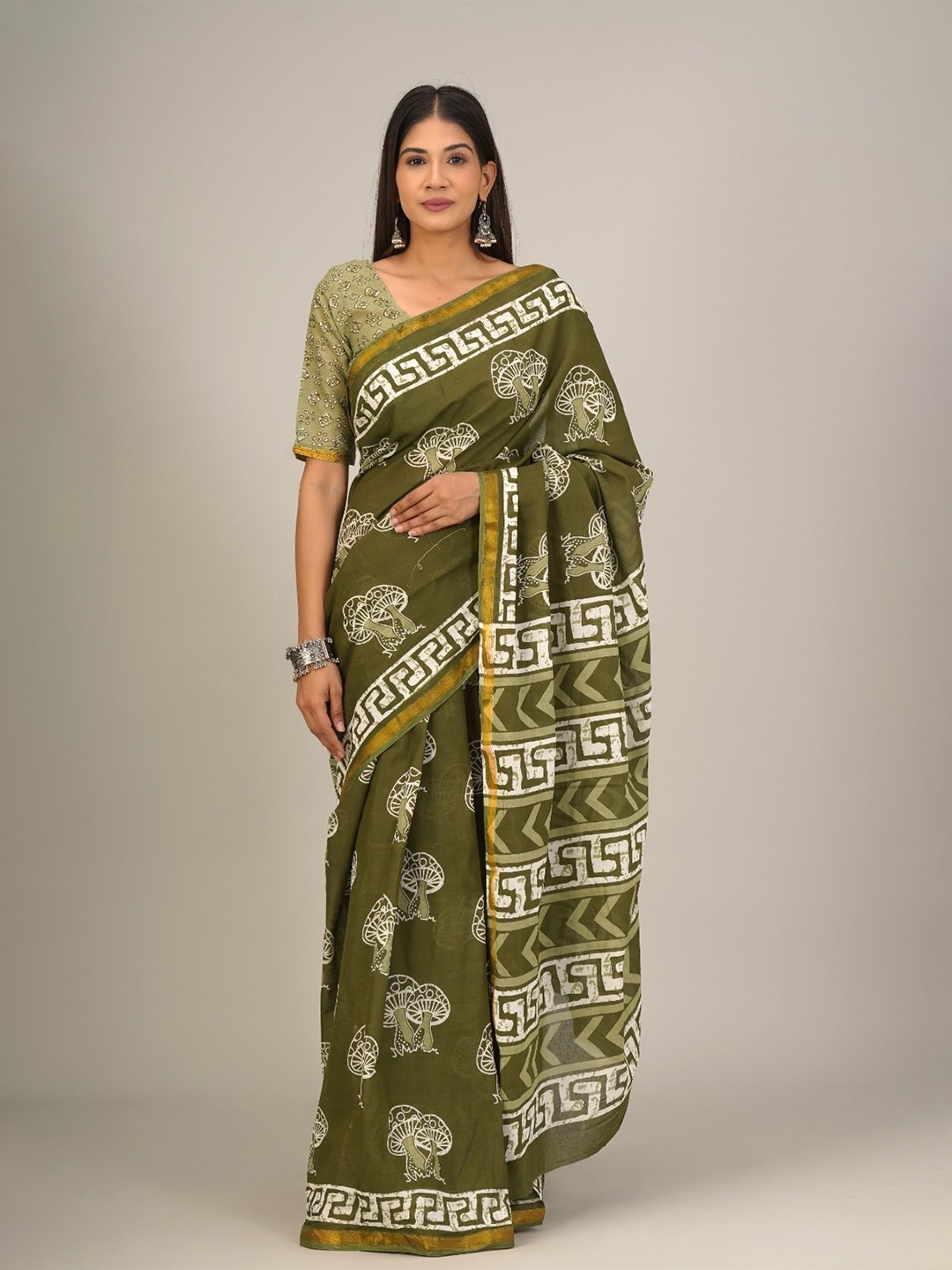 

KIAARON Ethnic Motifs Zari Mulmul Cotton Block Print Saree, Green