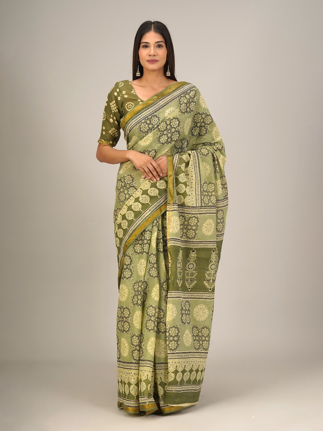 

KIAARON Ethnic Motifs Zari Mulmul Cotton Block Print Saree, Green