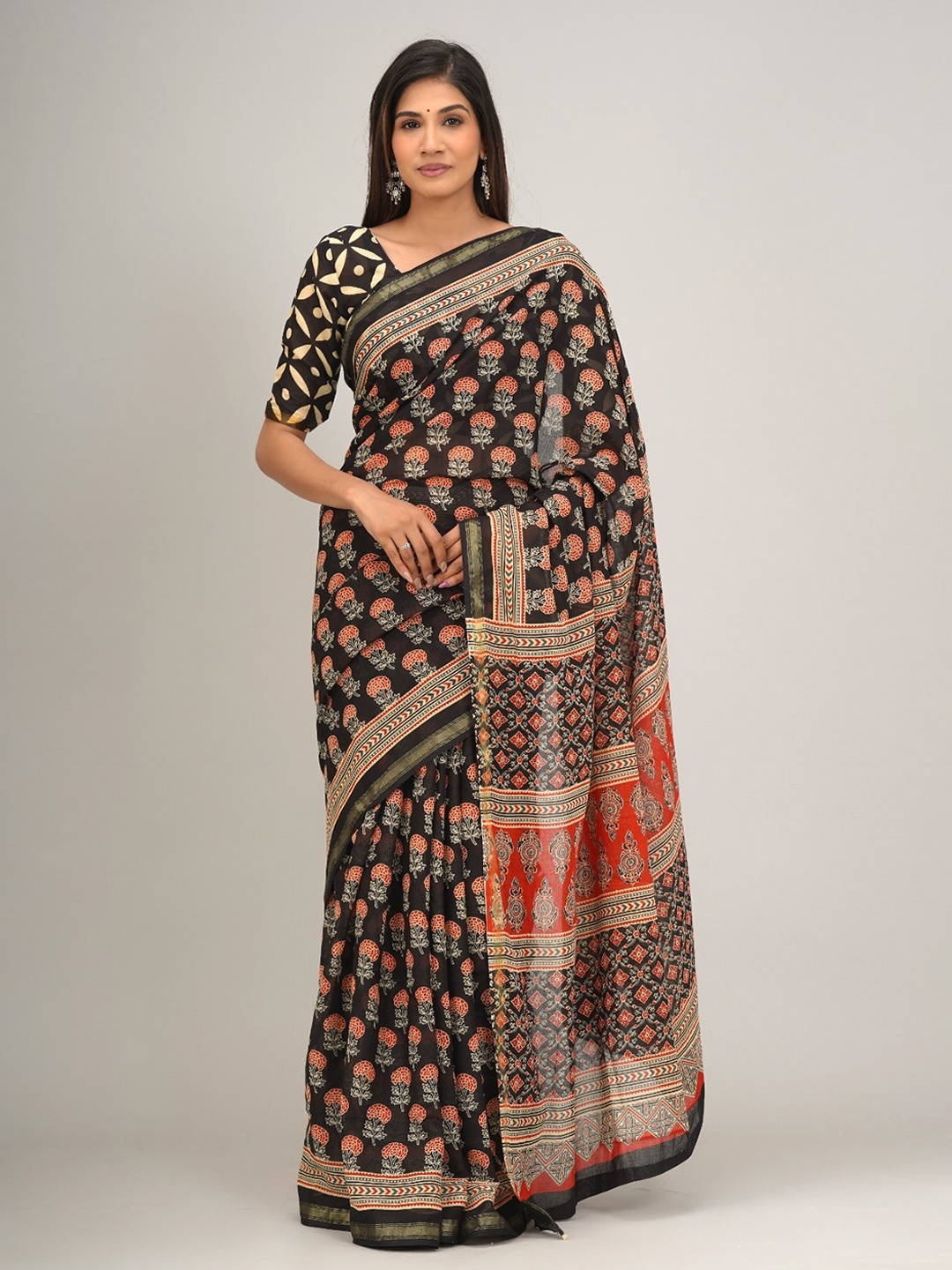 

KIAARON Ethnic Motifs Zari Mulmul Cotton Block Print Saree, Black