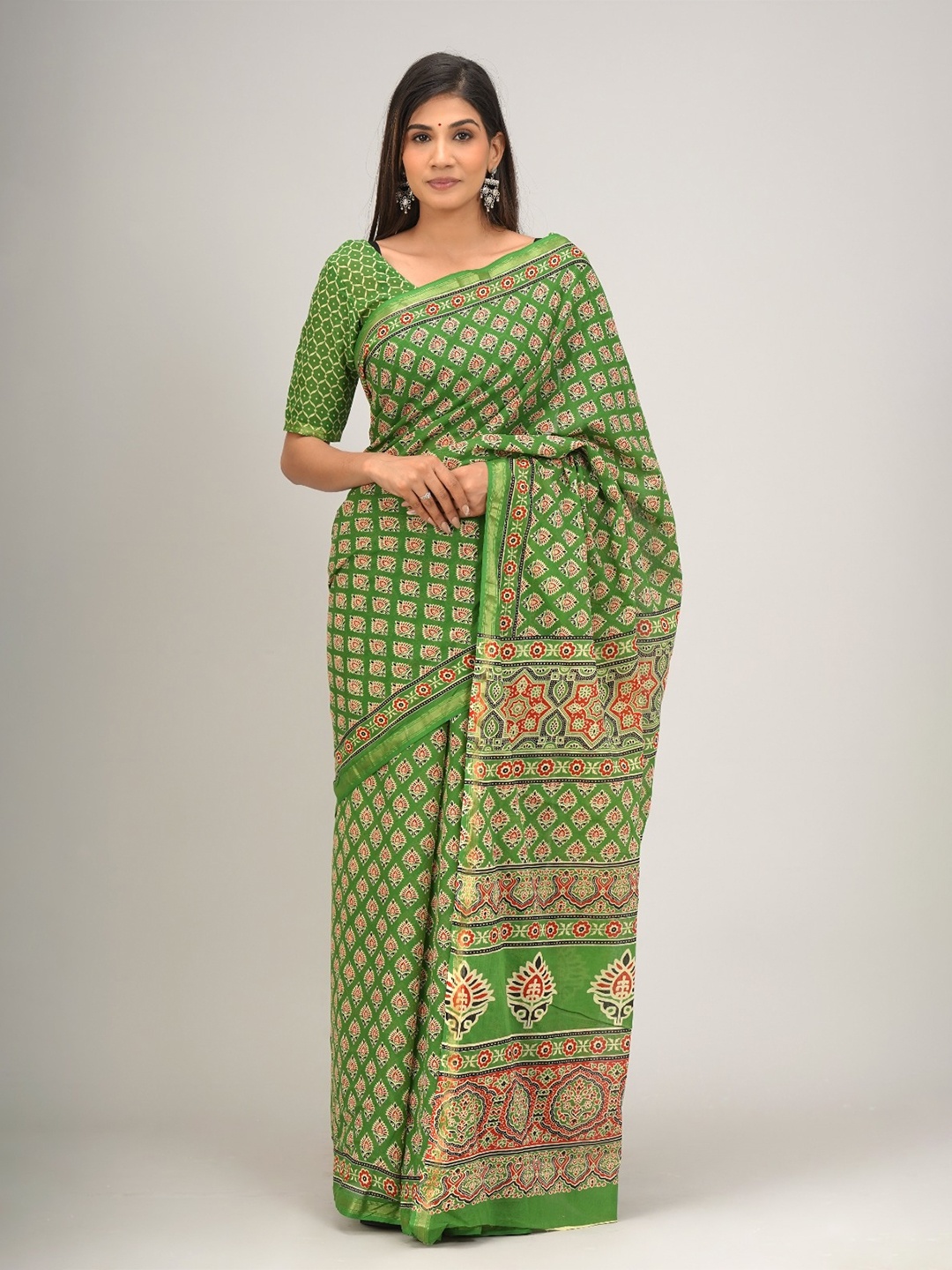 

TROPWEAR Ethnic Motifs Zari Pure Cotton Block Print Saree, Green