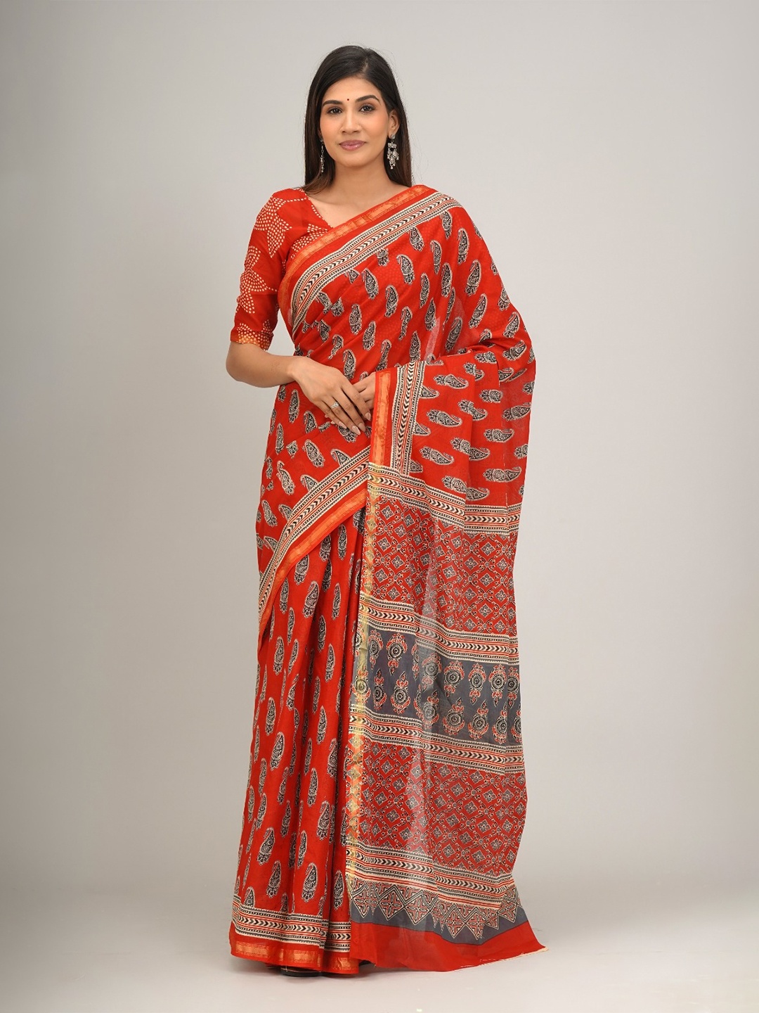 

TROPWEAR Ethnic Motifs Zari Pure Cotton Block Print Saree, Red