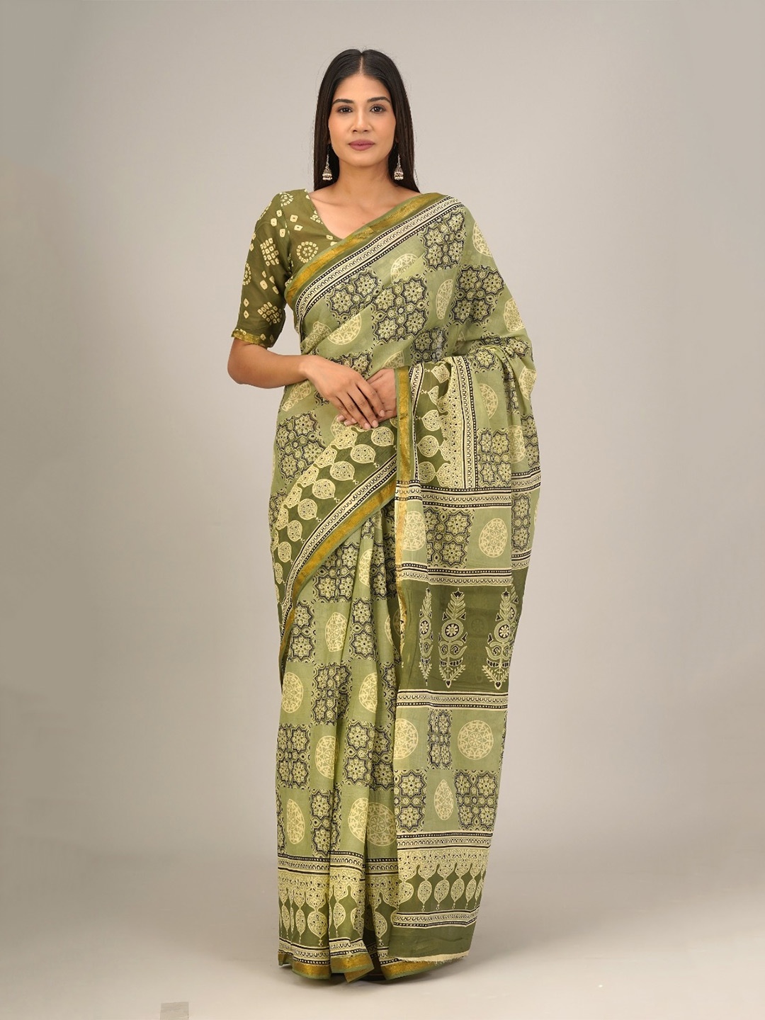 

TROPWEAR Ethnic Motifs Zari Pure Cotton Block Print Saree, Green
