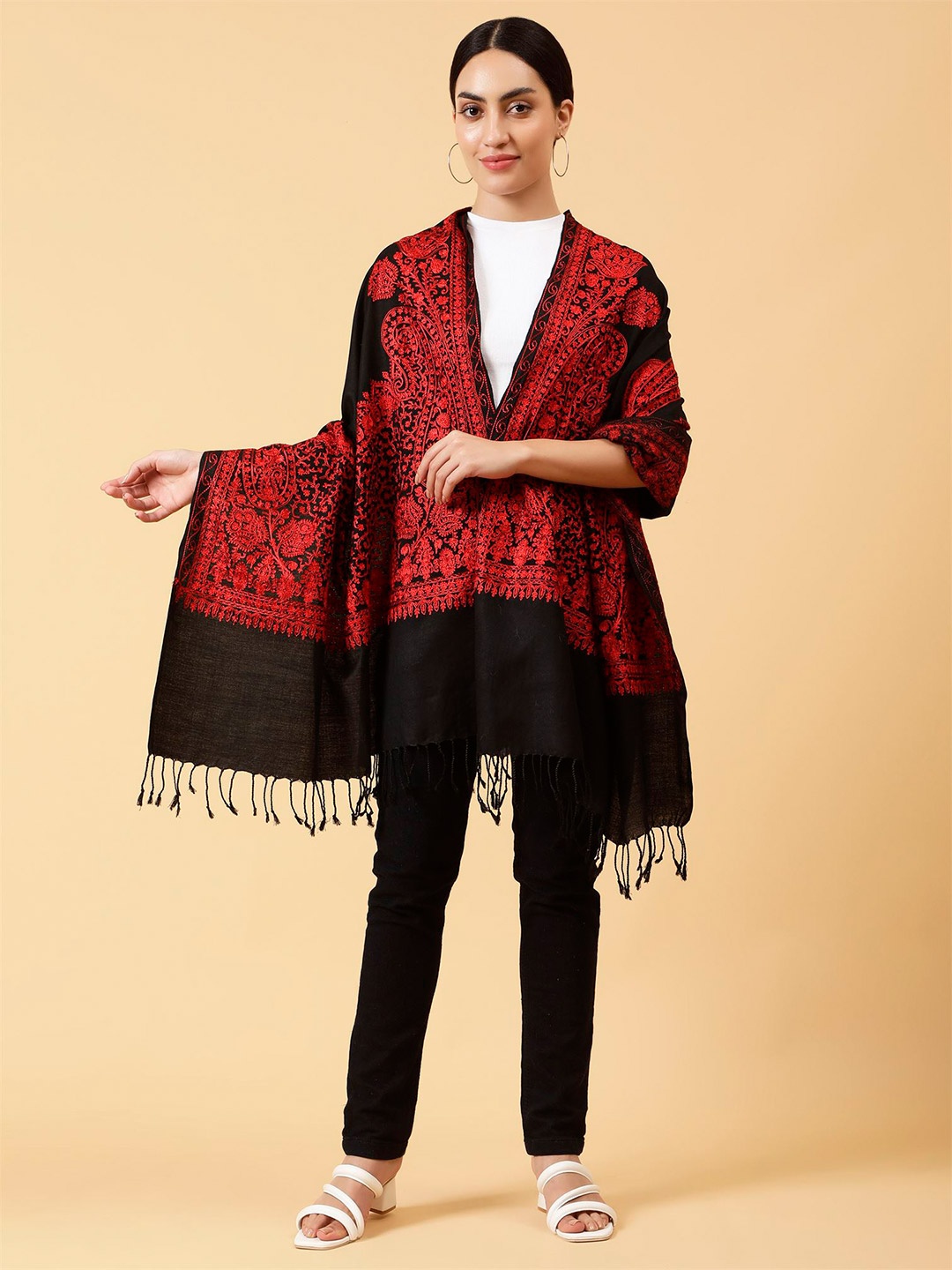 

Moda Chales Floral Embroidered Woollen Stole, Black