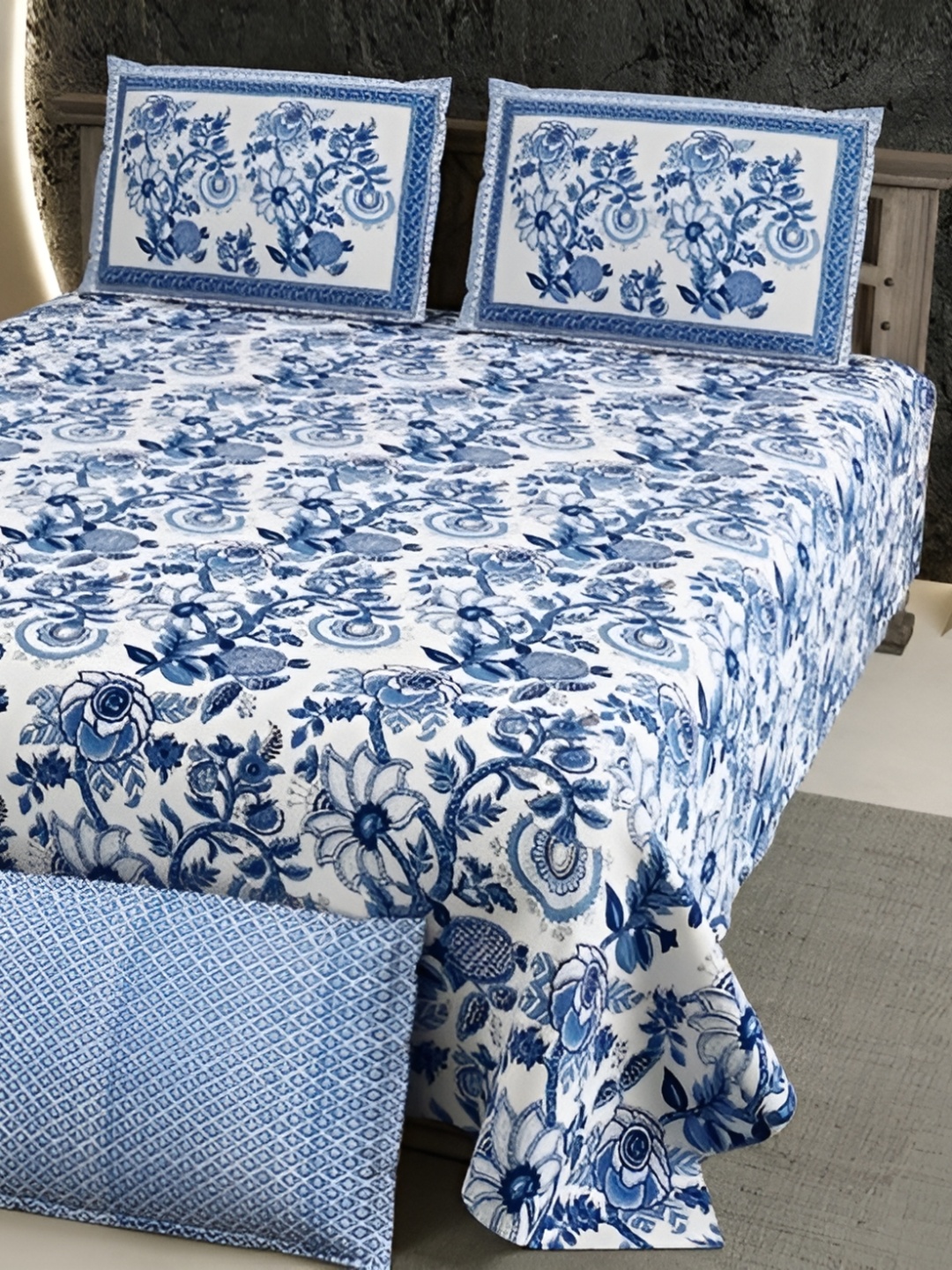 

Bedbathandbliss White & Blue Floral 300 TC King Bedsheet With 2 Pillow Covers