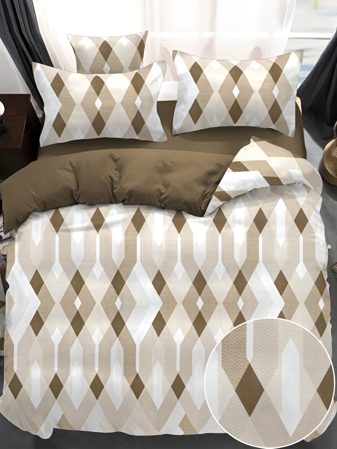 

Bedbathandbliss White & Green Geometric 300 TC King Bedsheet With 2 Pillow Covers