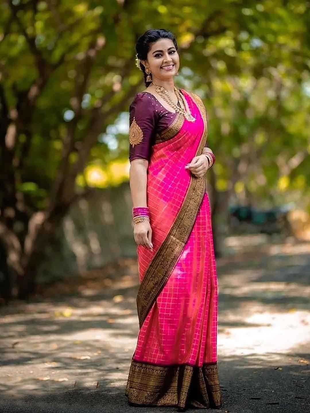 

Aldwych Woven Design Zari Silk Blend Banarasi Saree, Pink