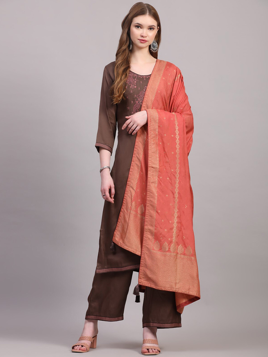 

SALWAT Ethnic Motifs Embroidered Printed Round Neck Three-Quarter Sleeves Kurta Set, Brown