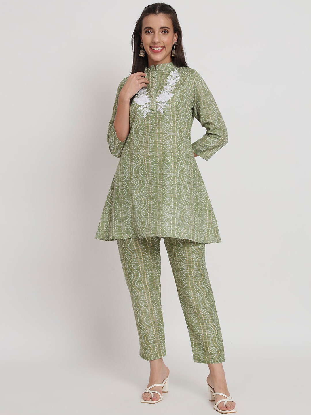 

SALWAT Bandhani Embroidered Mandarin Collar Three-Quarter Sleeves Cotton Kurta Set, Green