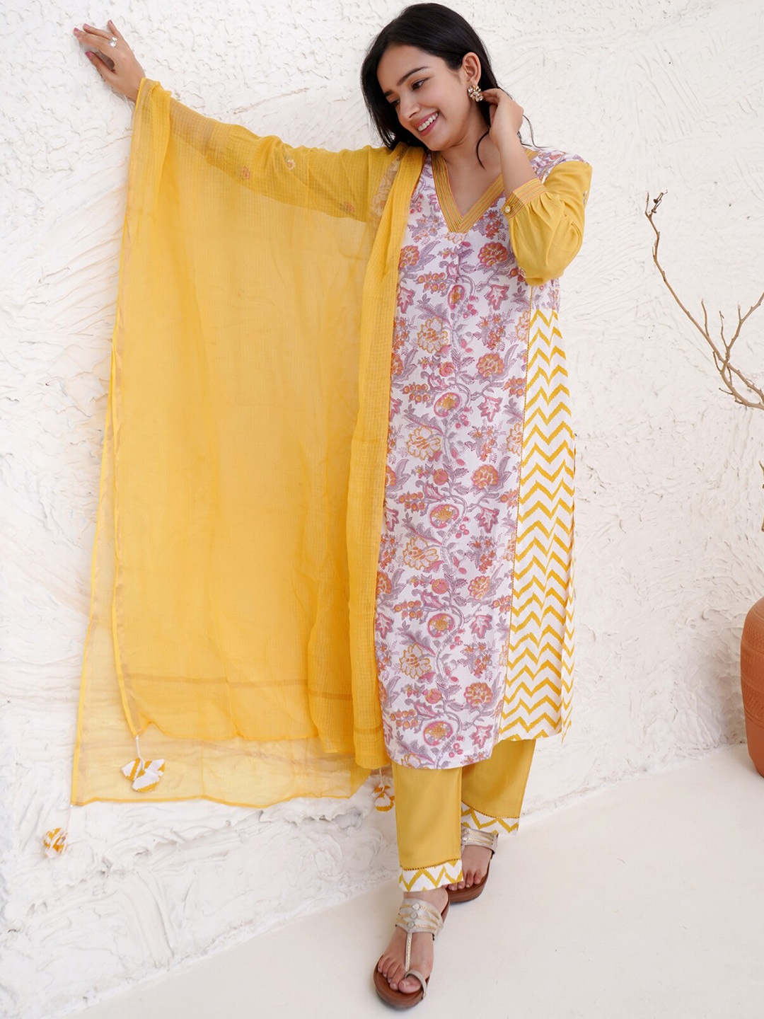 

NERO Women Floral Printed V-Neck Straight Cotton Kurta, Mustard