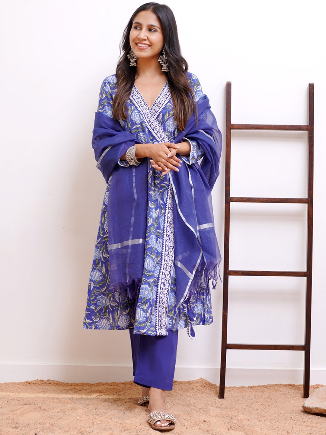 

NERO Floral Printed Flared Sleeves Sequinned Kurta, Blue