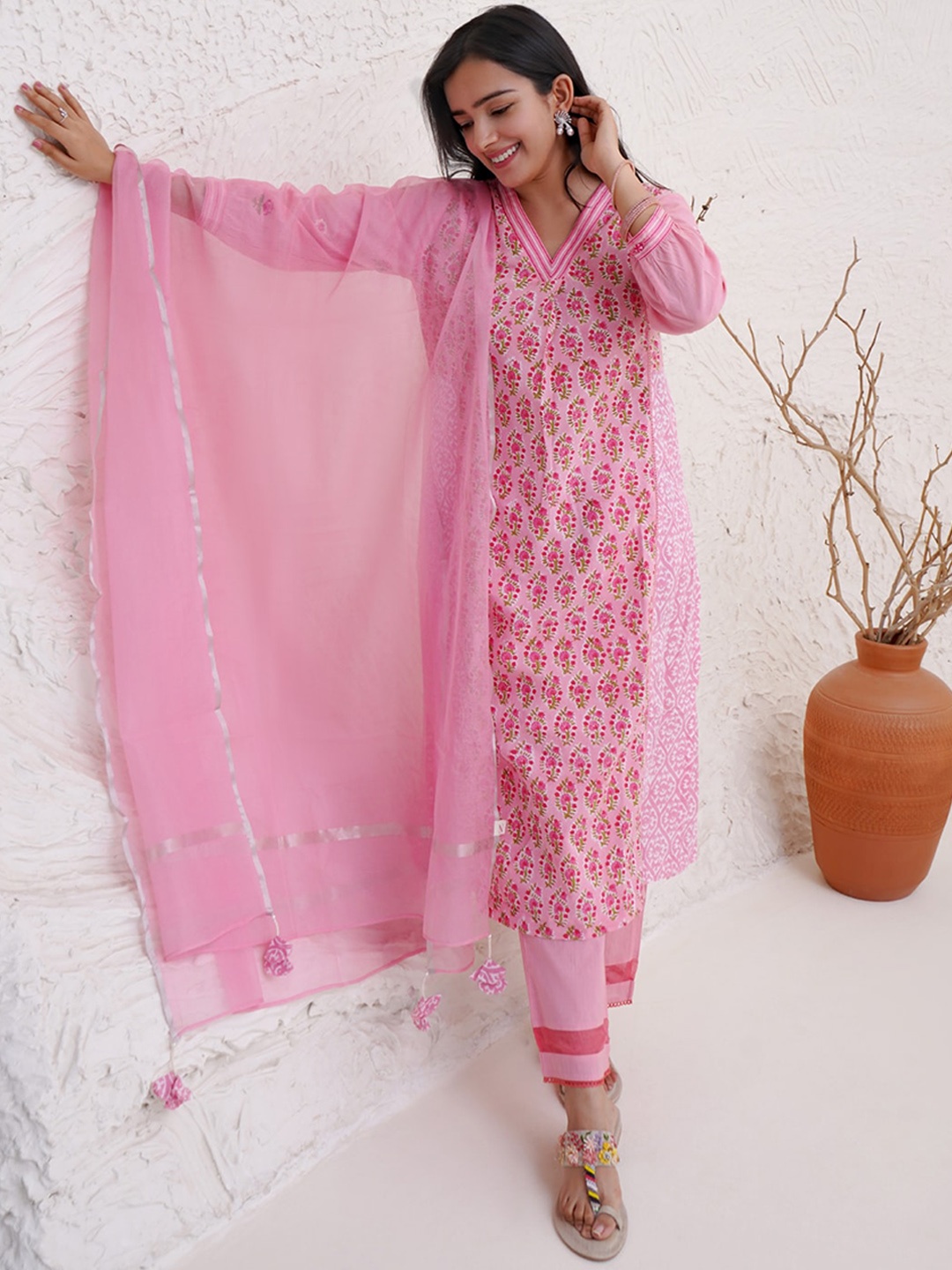 

NERO Floral Embroidered Gotta Patti Coton Kurta, Pink