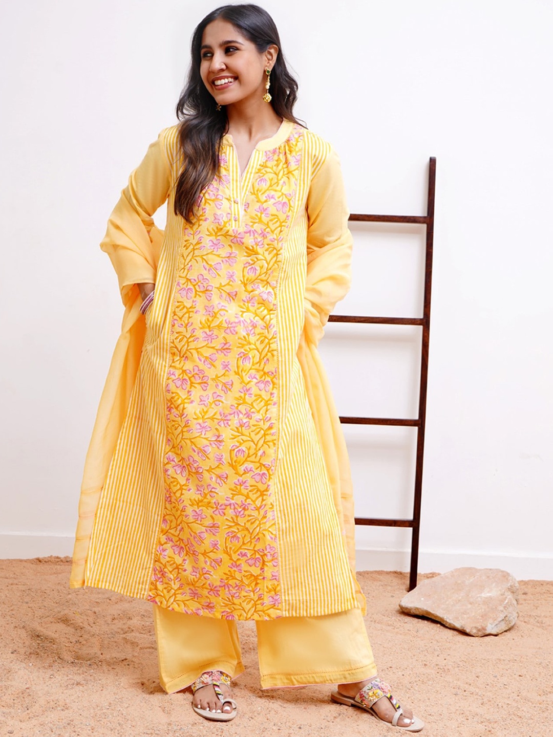 

NERO Floral Embroidered Notched Round Neck Mirror Work Cotton Kurta, Yellow
