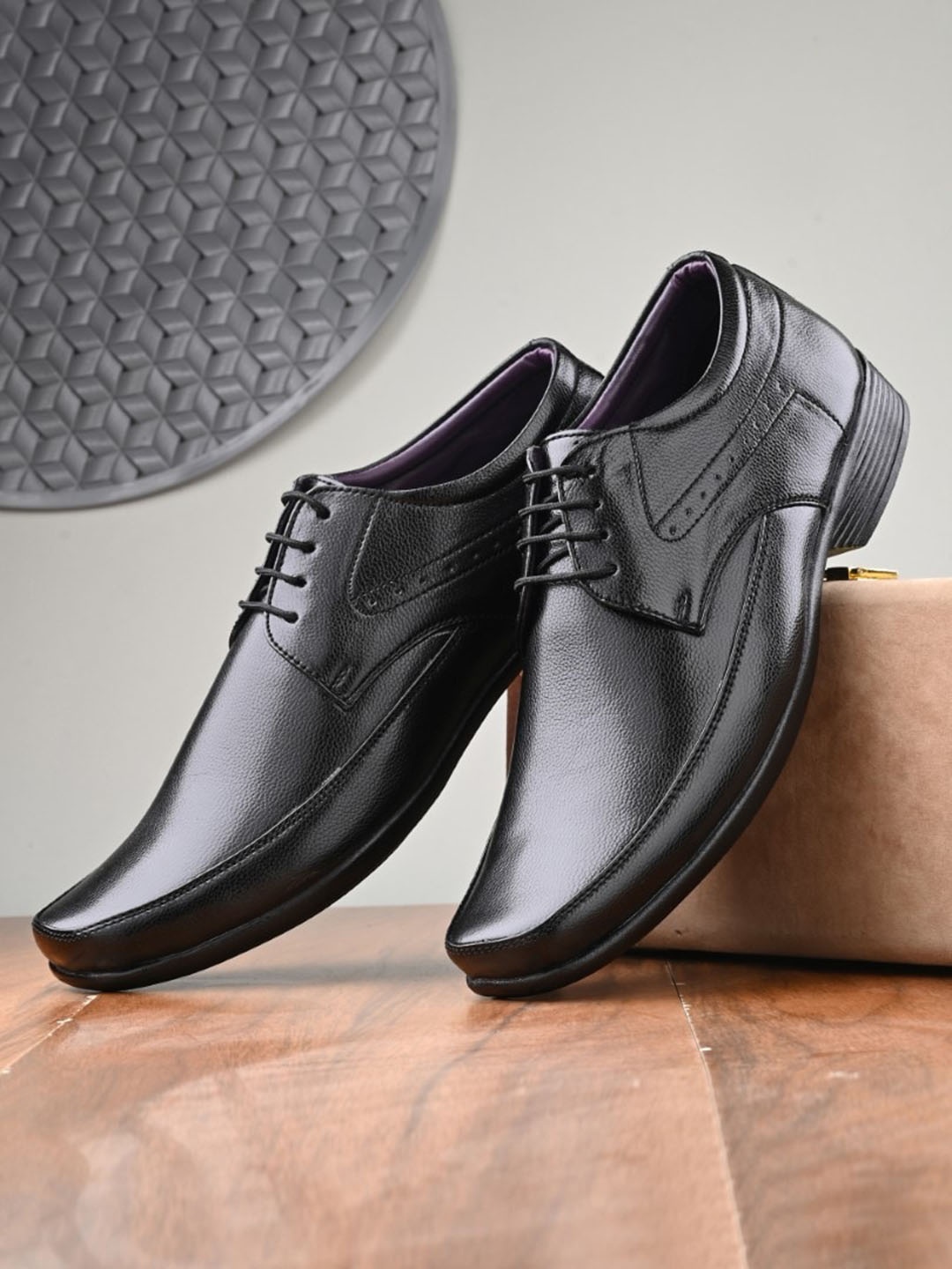 

SERVER Men Textured Round Toe Formal Derbys, Black