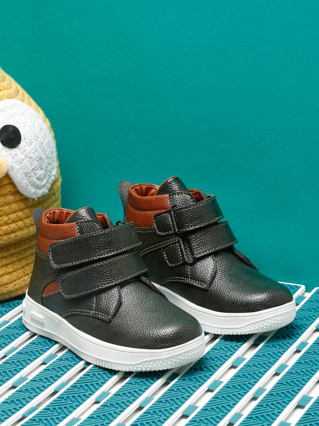 

Tiny Bugs Kids Round Toe Mid-Top Boots, Black