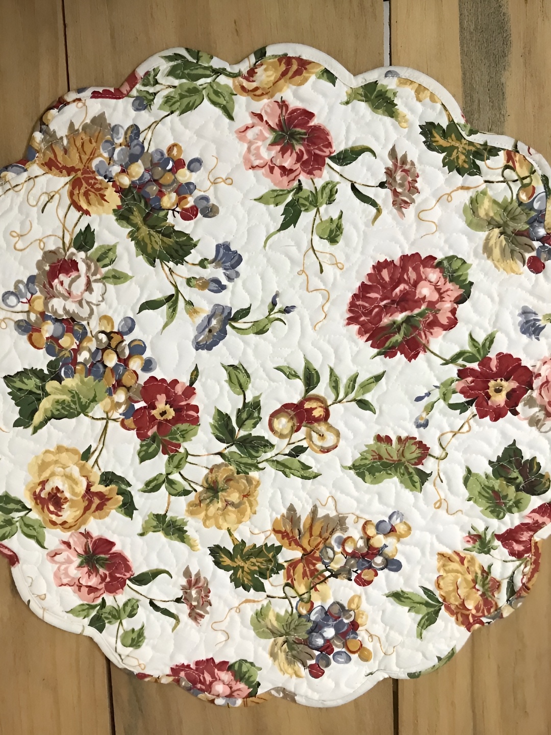 

BELLEVEN White & Maroon 4 Pieces Floral Printed Pure Cotton Quilted Round Table Placemats