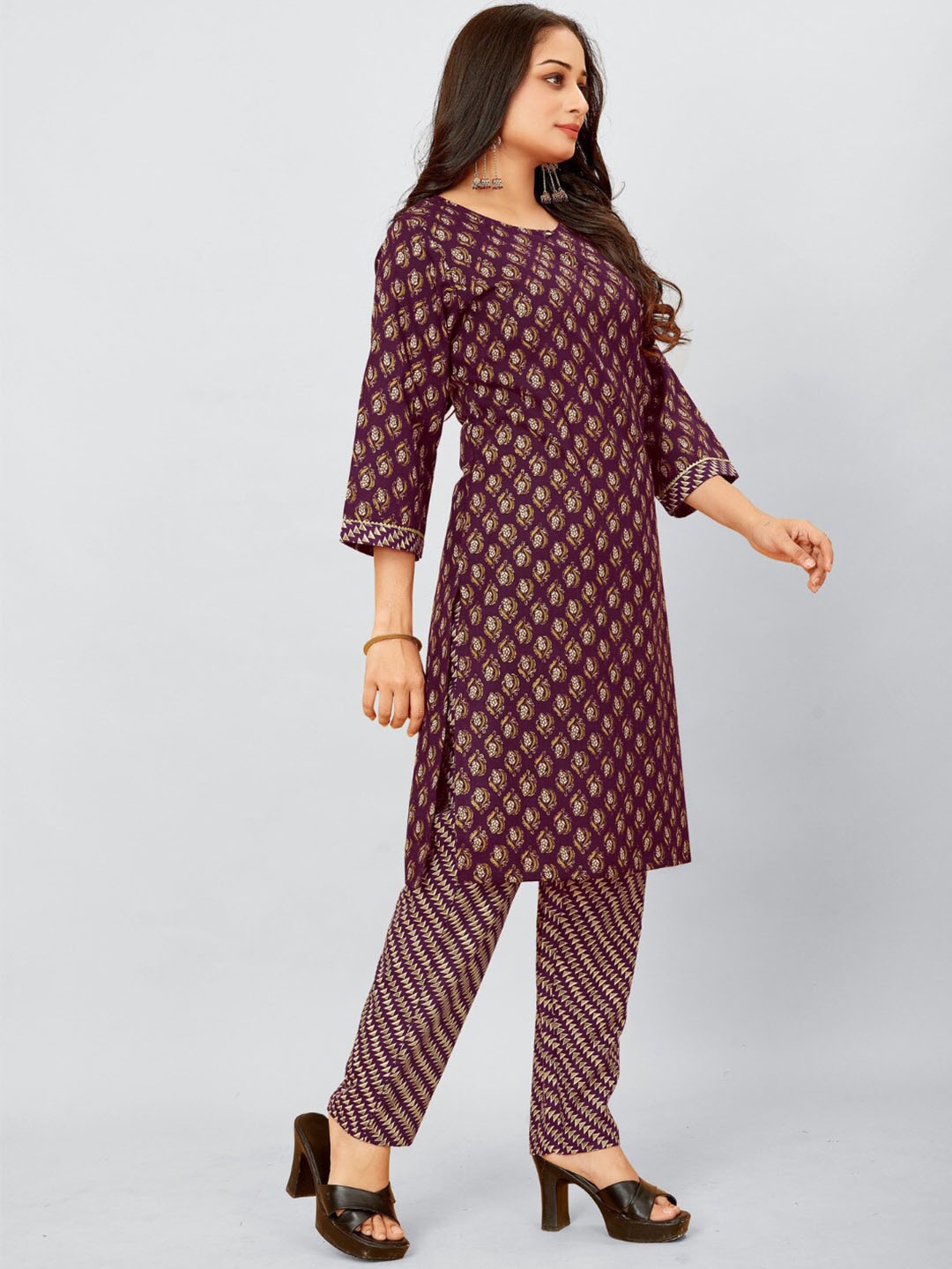 

SUNDARNAARI Floral Printed Gotta Patti Keyhole Neck Regular Straight Kurta With Trousers, Purple