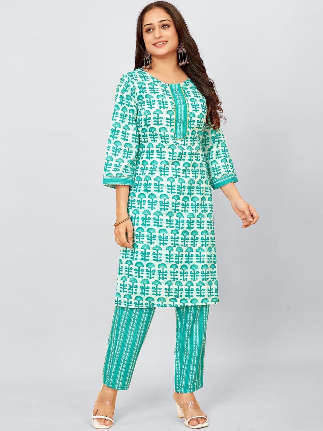 

SUNDARNAARI Floral Printed Regular Kurta with Trousers, Green