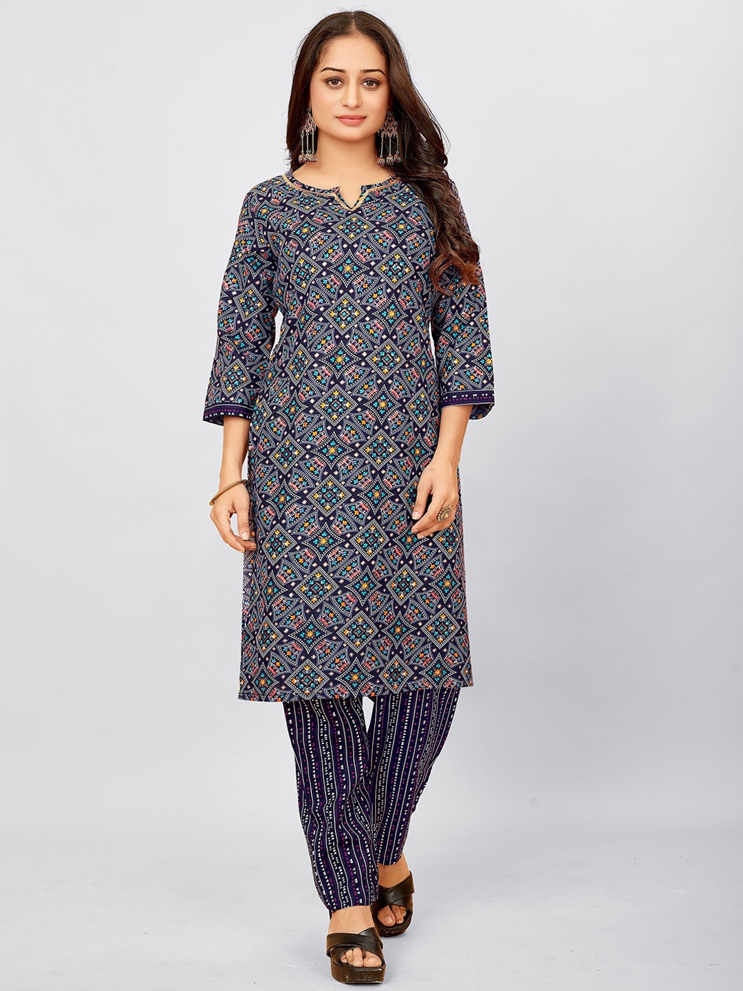 

SUNDARNAARI Floral Printed Gotta Patti Regular Straight Kurta With Trousers, Blue