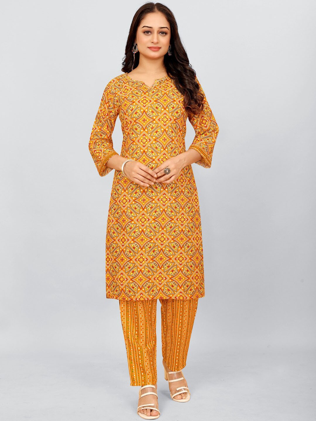 

SUNDARNAARI Floral Printed Gotta Patti Regular Straight Kurta With Trousers, Yellow