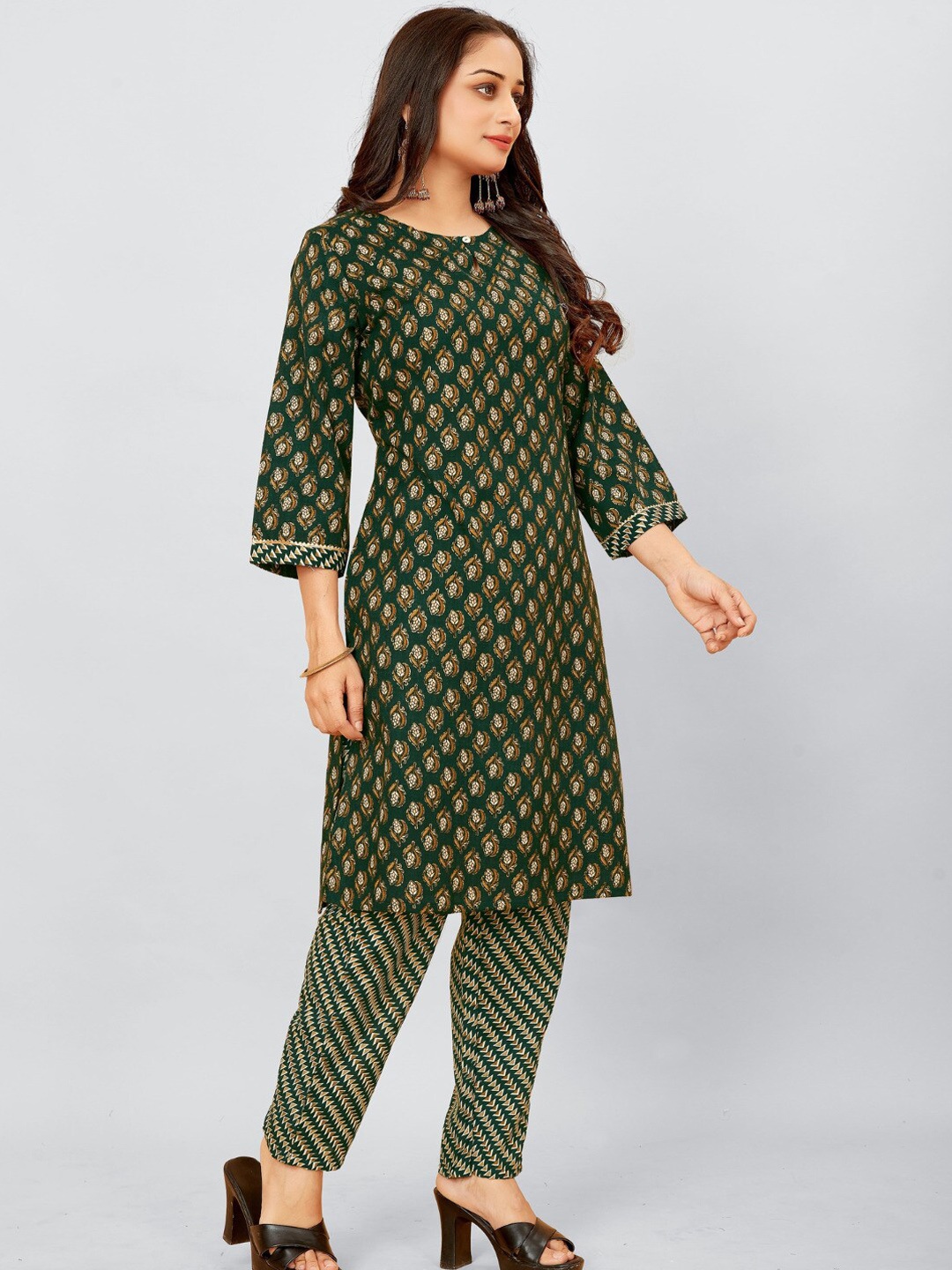 

SUNDARNAARI Floral Printed Gotta Patti Keyhole Neck Regular Straight Kurta With Trousers, Green