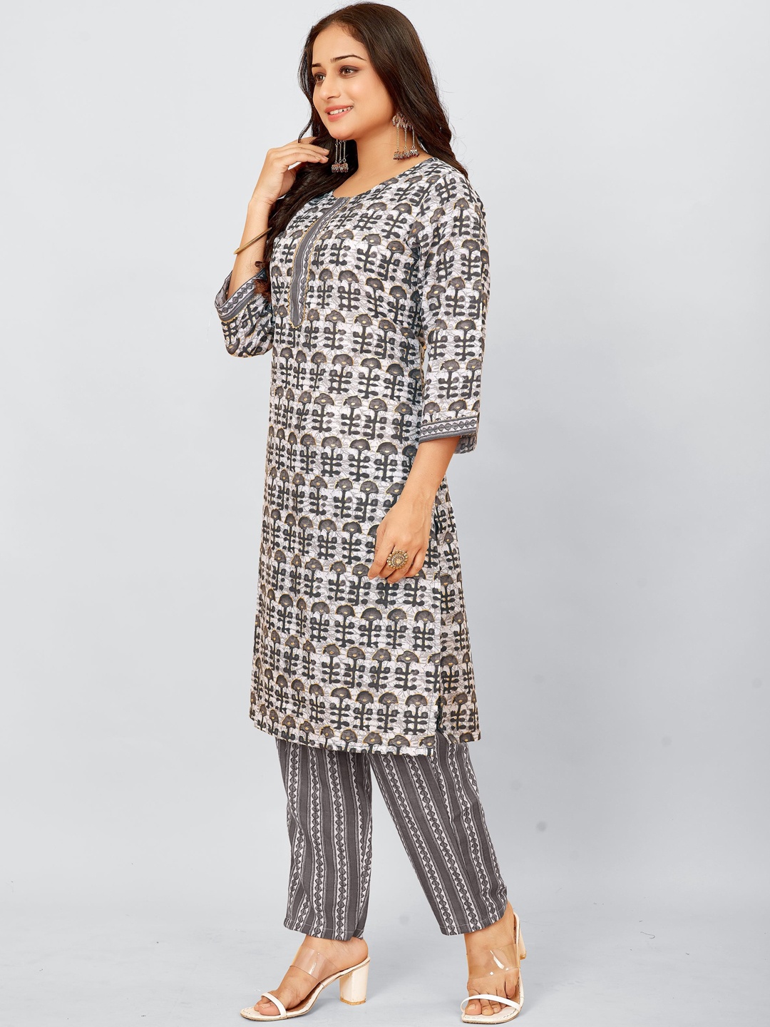 

SUNDARNAARI Floral Printed Regular Kurta with Trousers, Grey