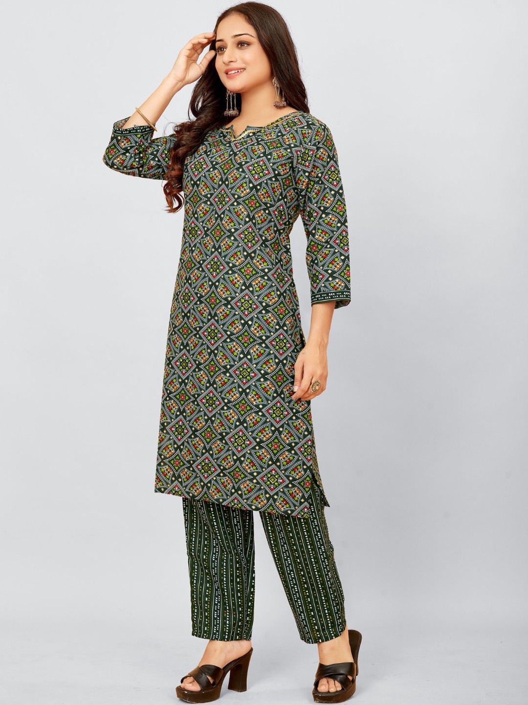 

SUNDARNAARI Floral Printed Gotta Patti Regular Straight Kurta With Trousers, Green