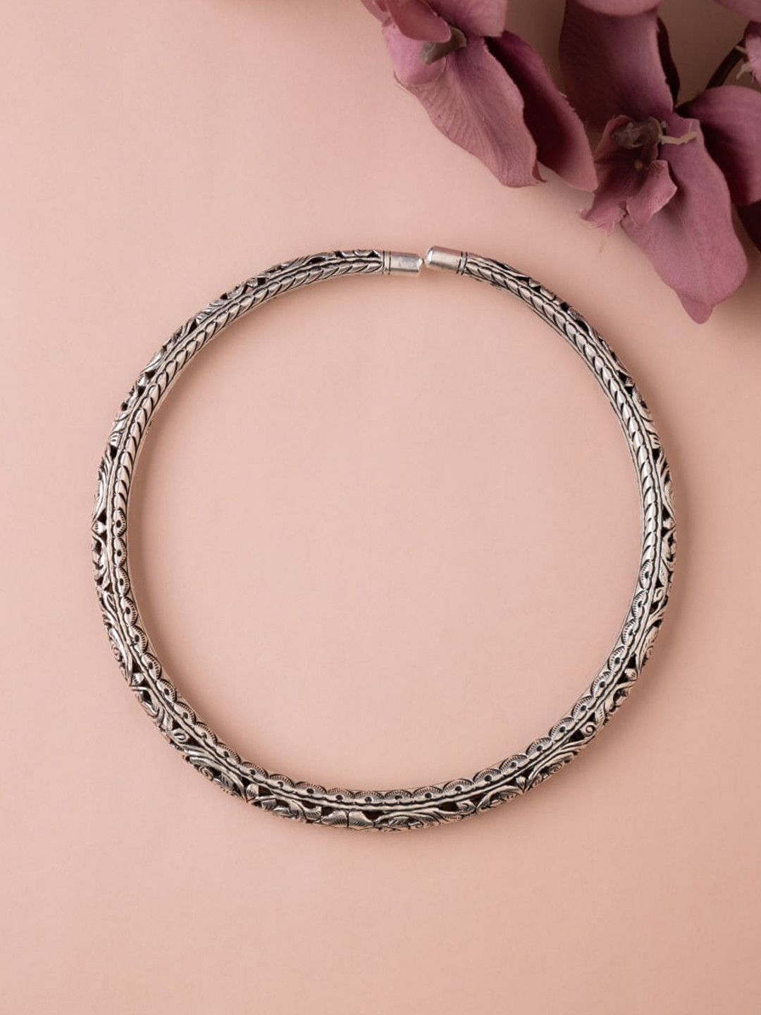 

Shyle Sterling Silver Tattva Chitai Flora Detailed Carved Hasli Necklace