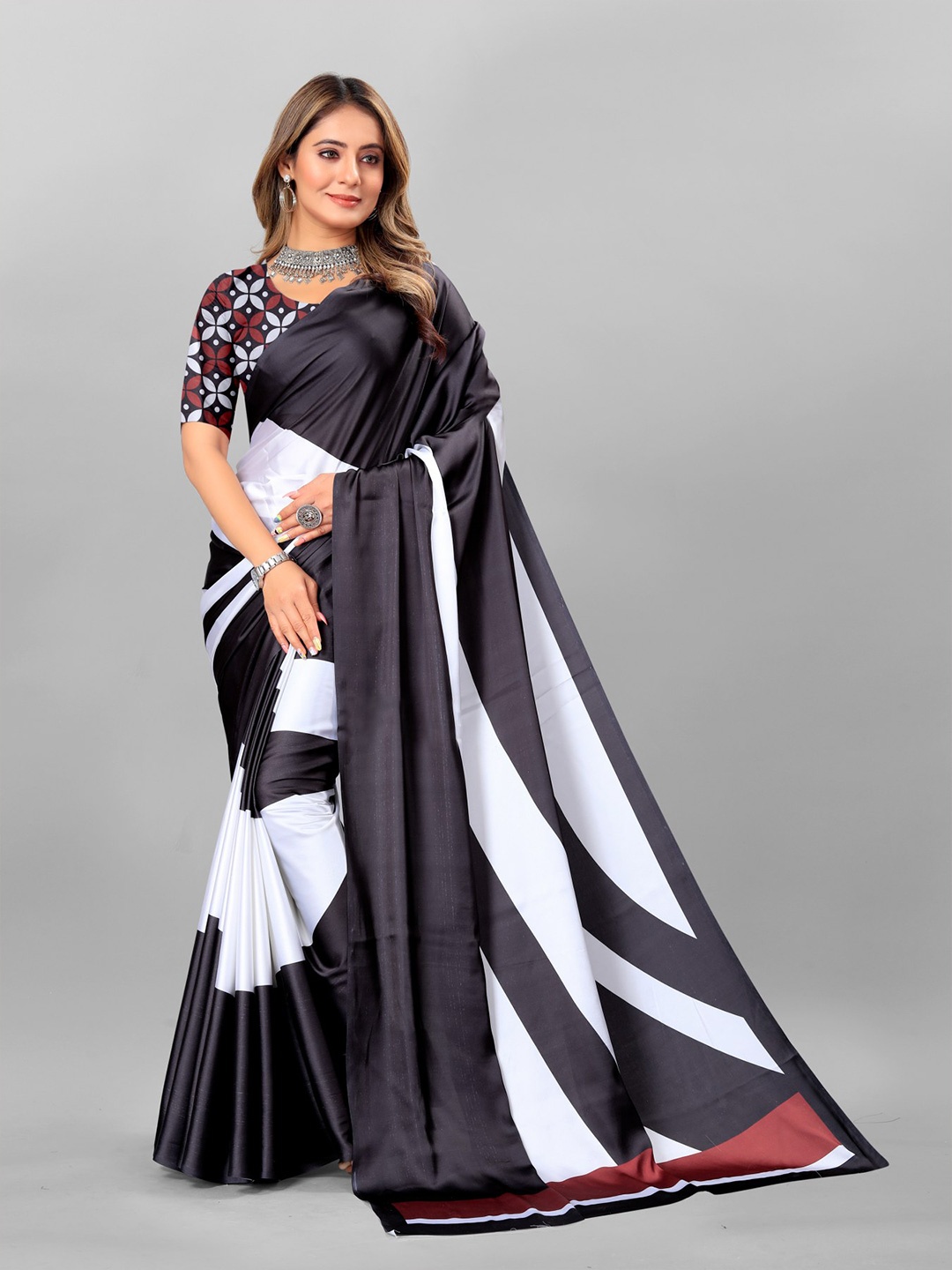 

Avojee Colourblocked Saree, Black