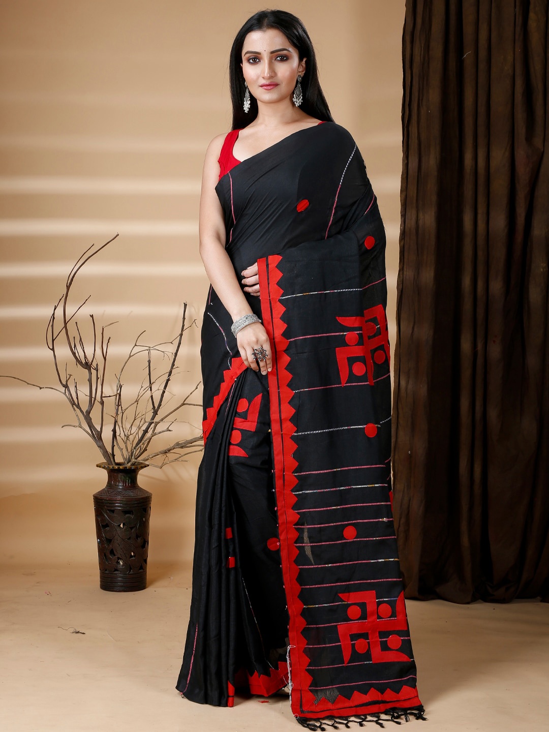 

Ruuprekha Ethnic Motifs Printed Pure Cotton Saree, Black