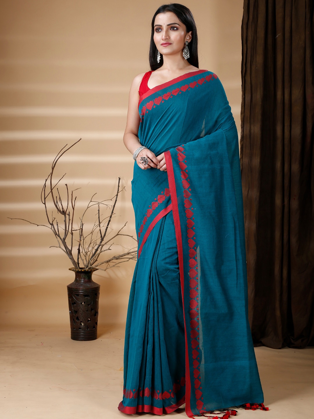 

Ruuprekha Hart Shape Woven Design Pure Cotton Saree, Green