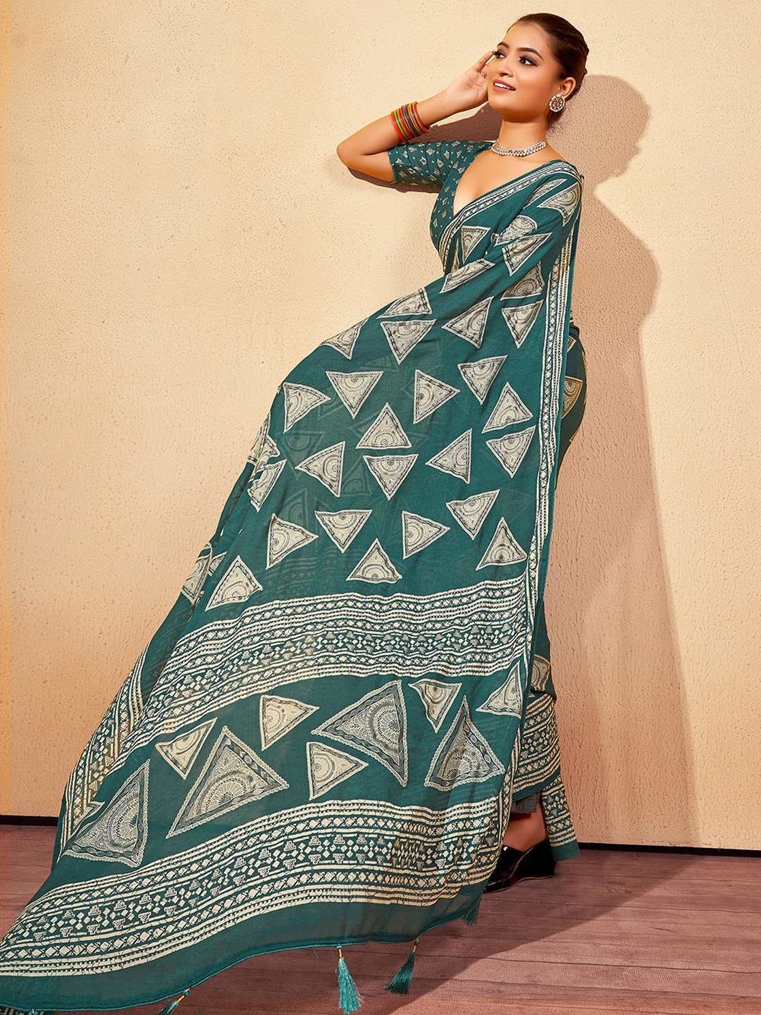 

Satrani Geometric Printed Georgette Dabu Saree, Green