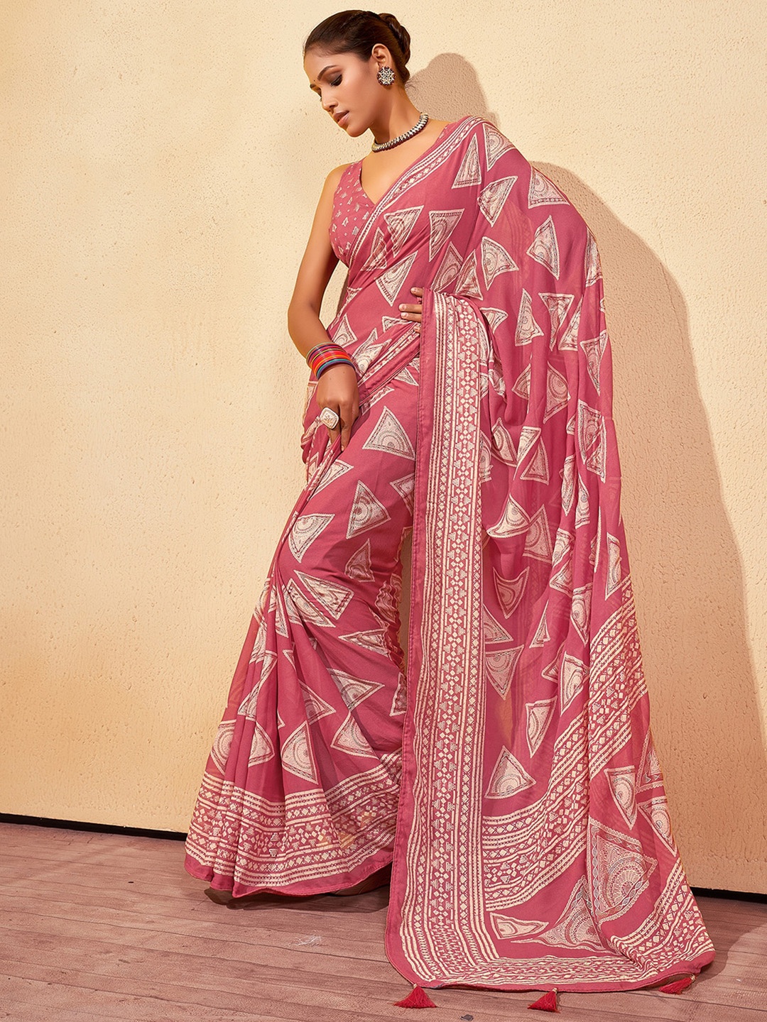 

Satrani Ethnic Motifs Printed Georgette Dabu Saree, Pink