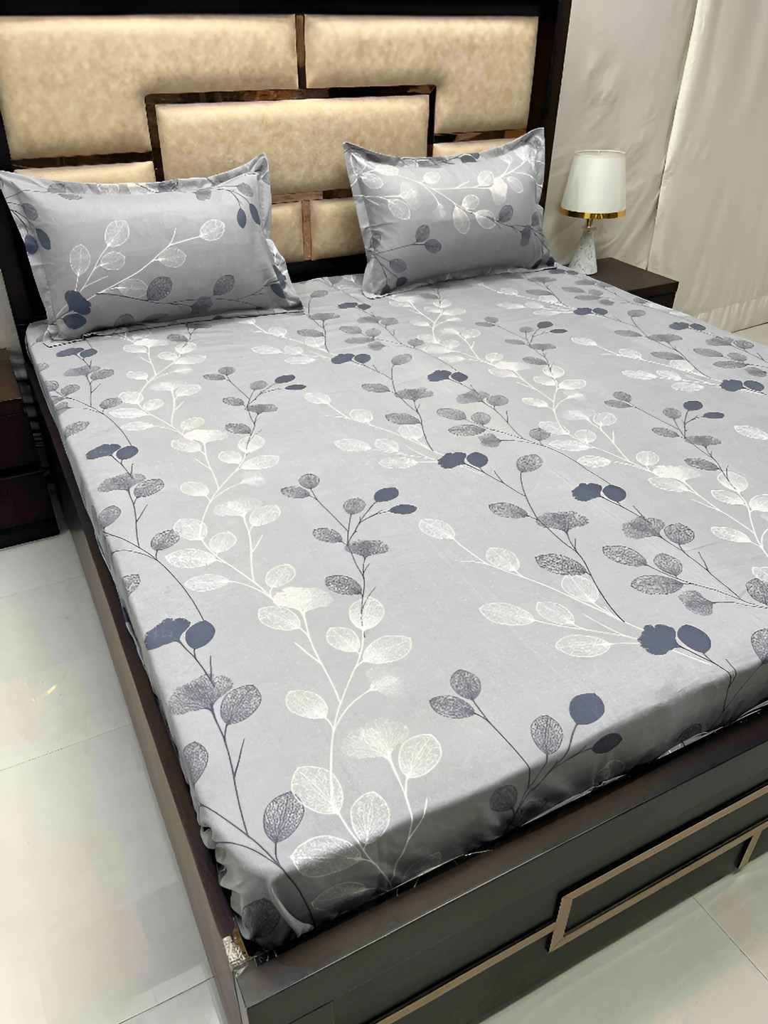 

Pure Decor Grey & White Floral Printed 260 TC Cotton King Bedsheet with 2 Pillow Covers