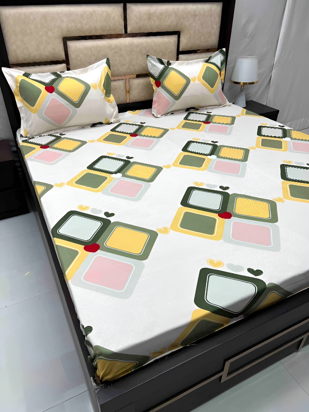 Pure Decor White Geometric Printed 260 TC King Cotton Bedsheet with 2 Pillow Covers