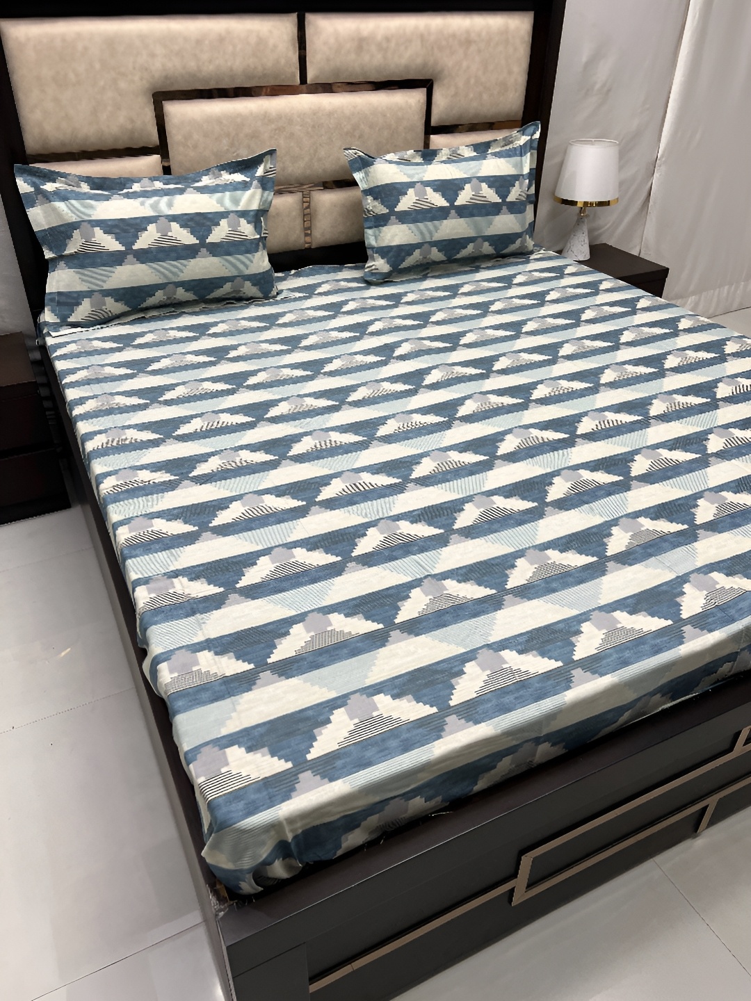 

Pure Decor Blue & White Geometric Printed 380 TC King Bedsheet with 2 Pillow Covers