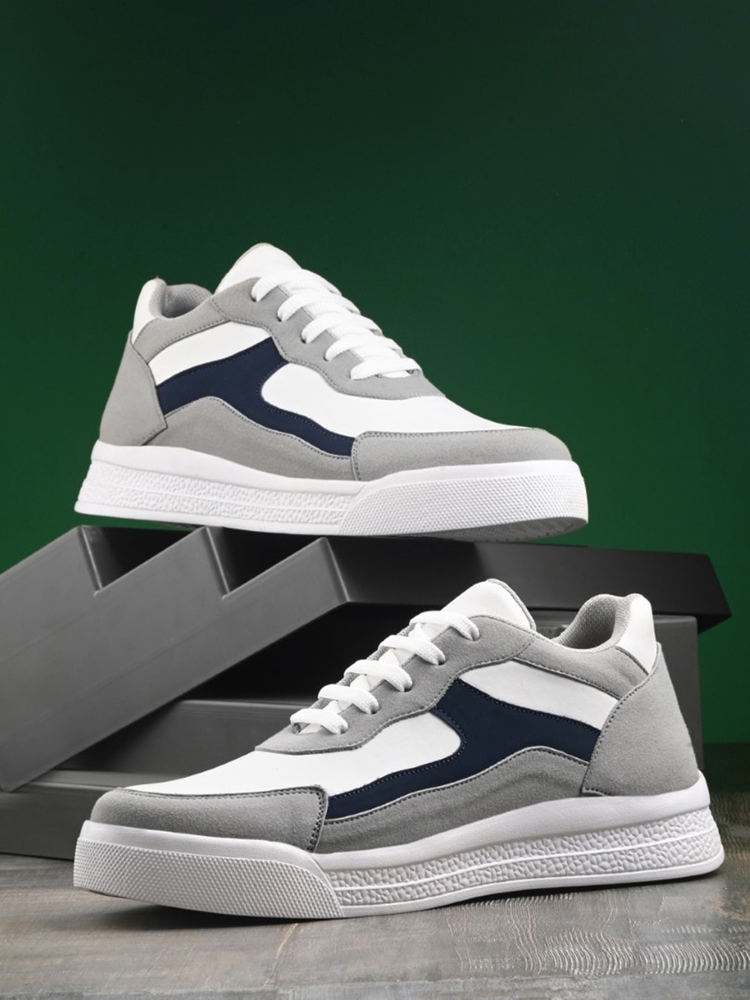 The Roadster Lifestyle Co. Men White Colourblocked Round Toe Lightweight Sneakers