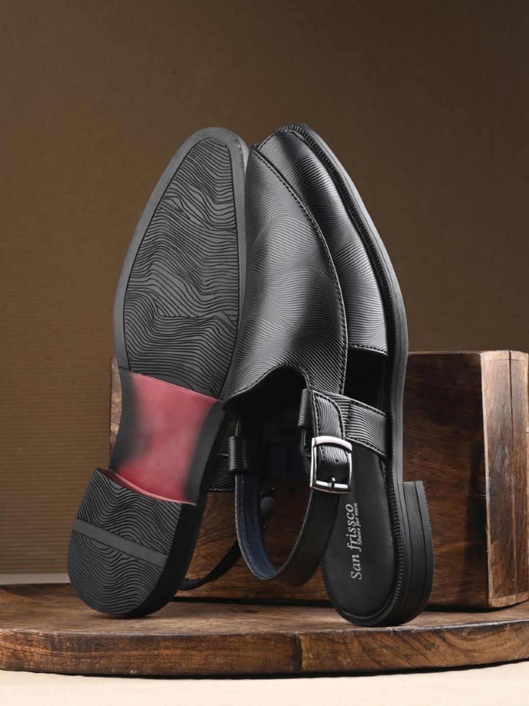 

San Frissco Men Textured Shoe-Style Sandals, Black