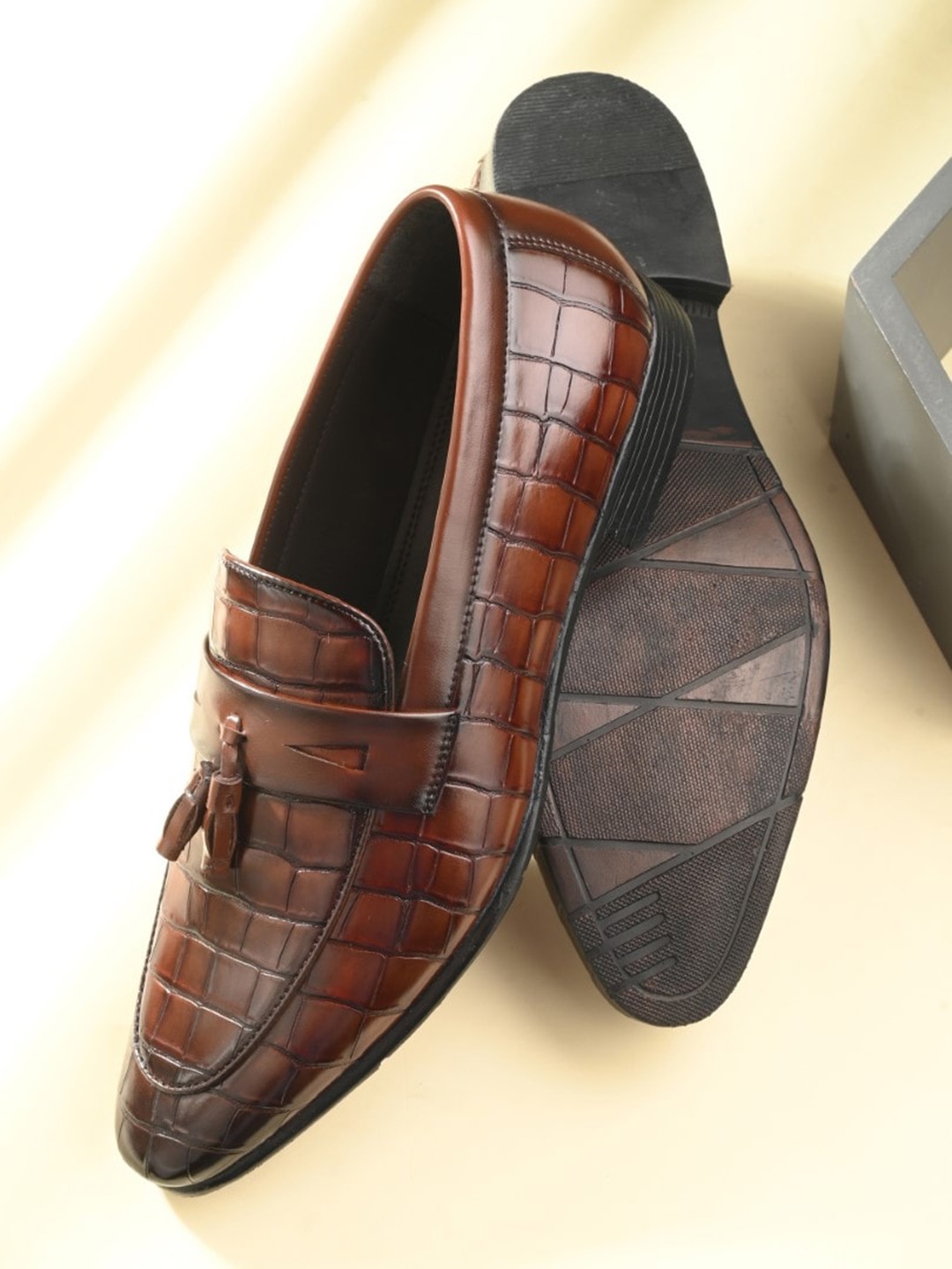 

San Frissco Men Textured Round Toe Loafers, Brown