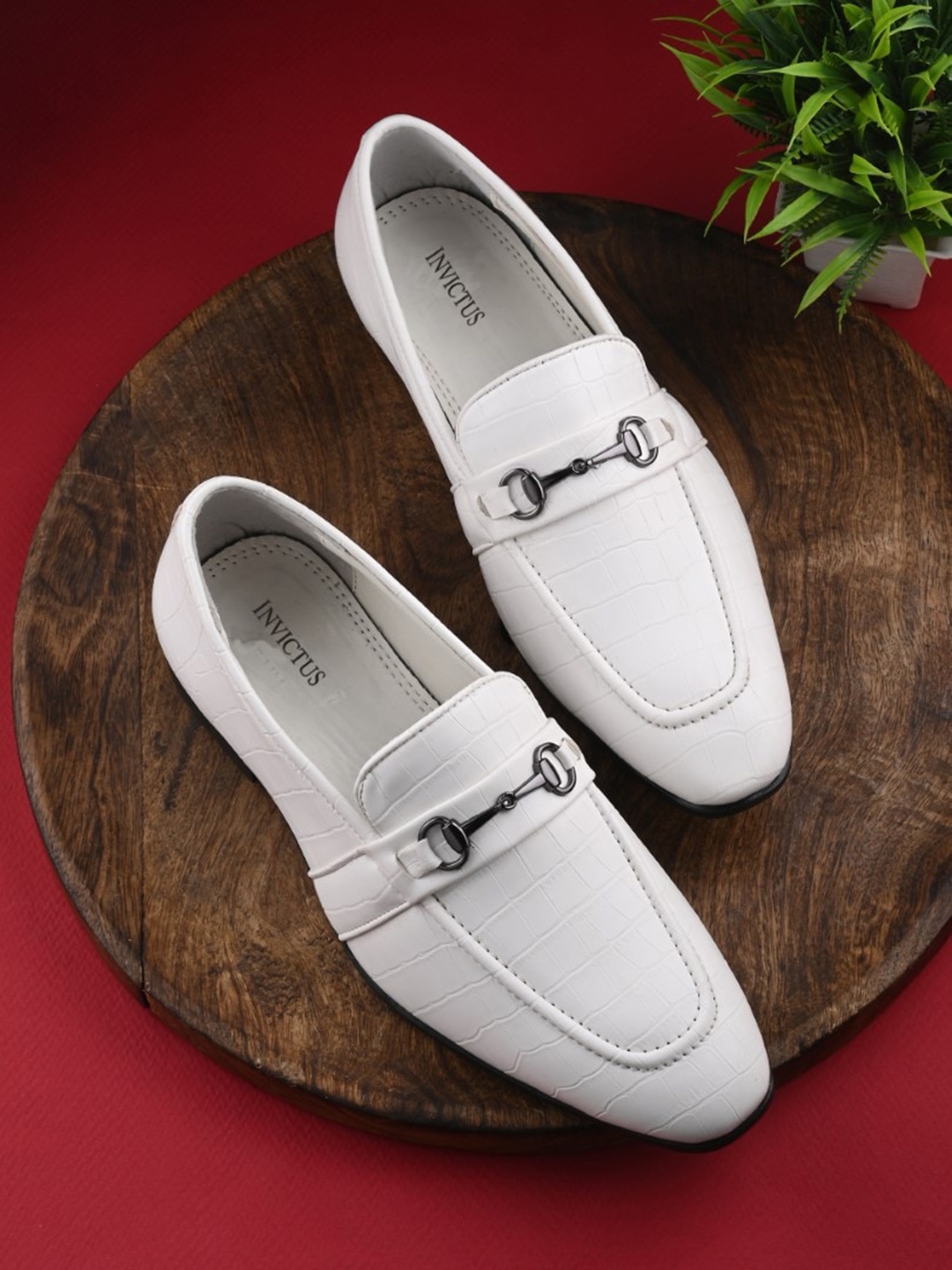 

INVICTUS Men Textured Horsebit Loafers, White