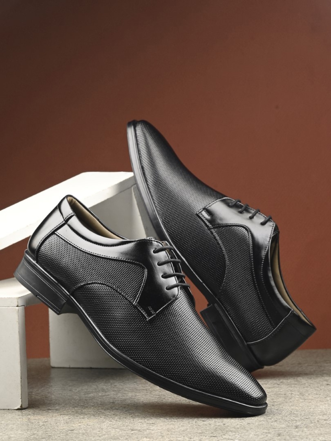 

INVICTUS Men Textured Round Toe Formal Derbys, Black