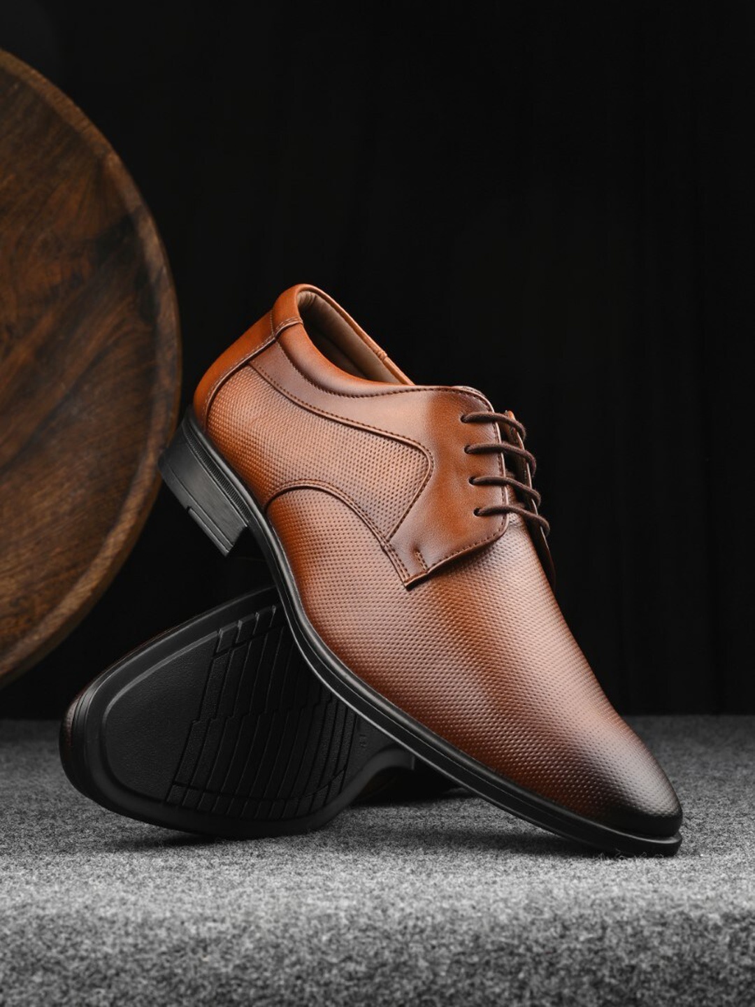 

INVICTUS Men Textured Round Toe Formal Derbys, Tan