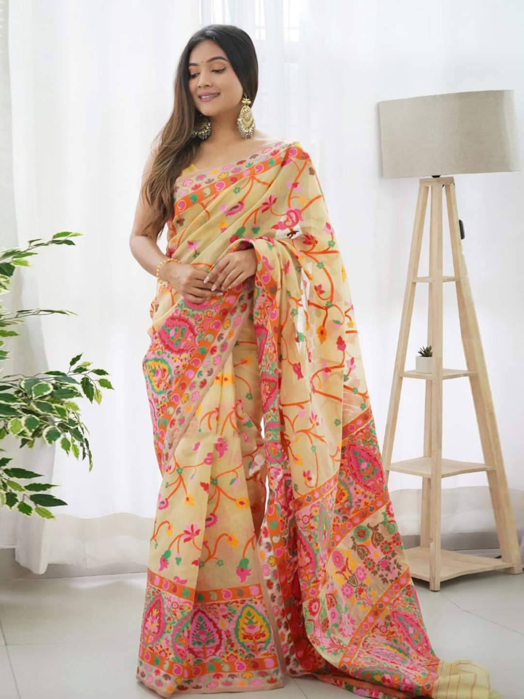 

DIVASTRI Floral Woven Design Pure Silk Banarasi Saree, Cream