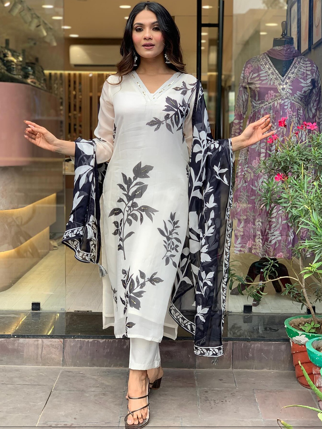 

NIZA FASHION Floral Printed Kurta With Trousers & Dupatta, White