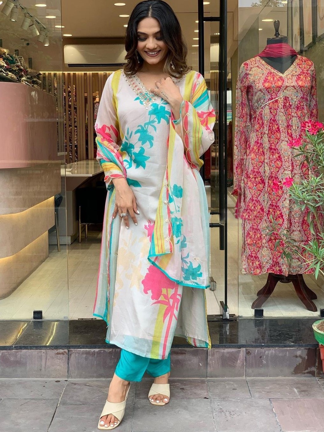 

NIZA FASHION Floral Printed Thread Work Organza Kurta With Trouser & Dupatta, White