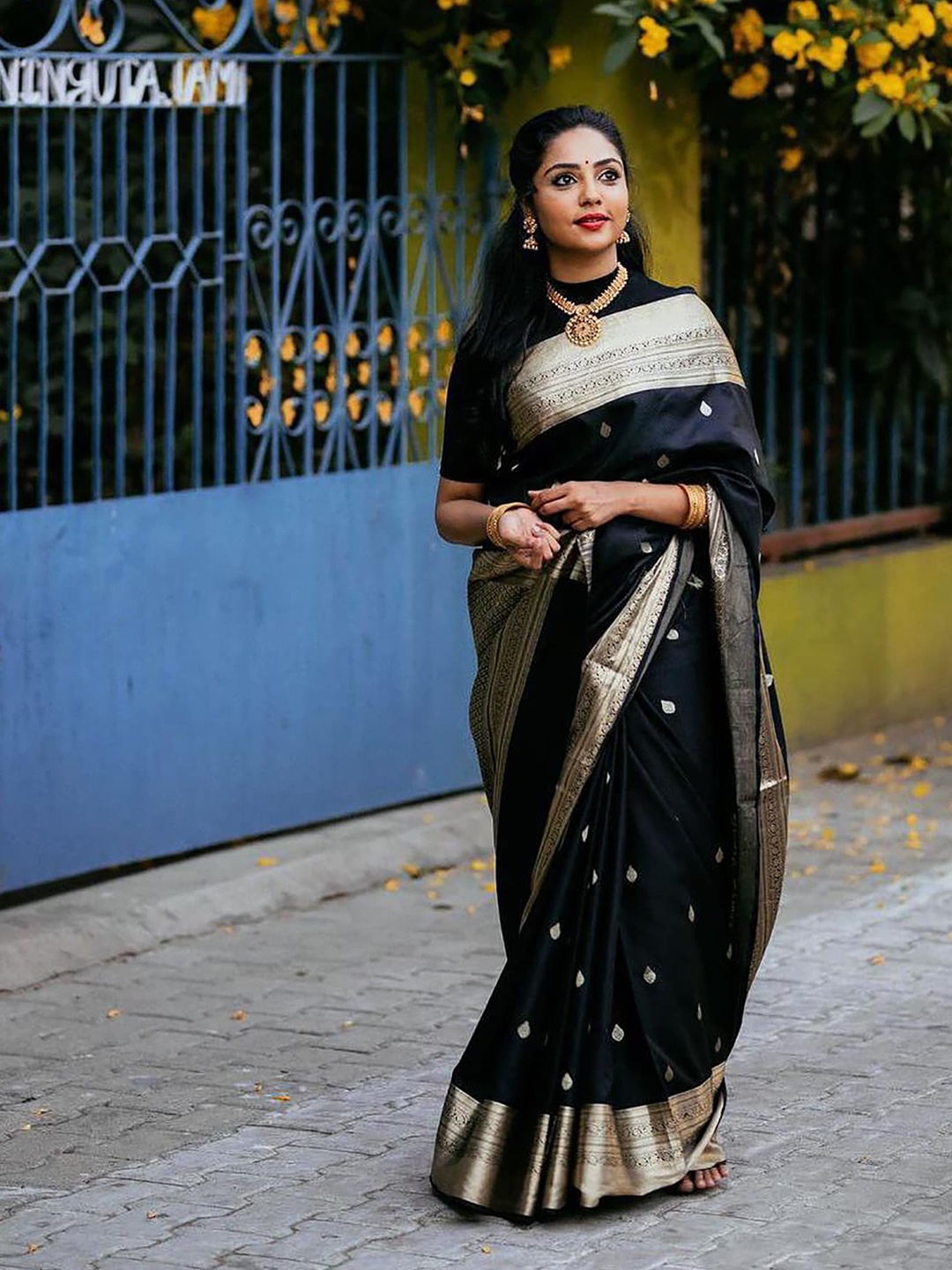 

KALINI Ethnic Motifs Woven Design Zari Silk Blend Kanjeevaram Saree, Black