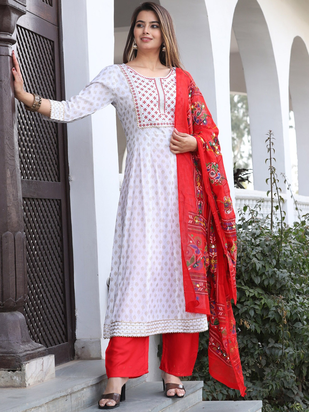 

SINGNI Floral Embroidered Empire Thread Work Kurta With Trousers & Dupatta, White