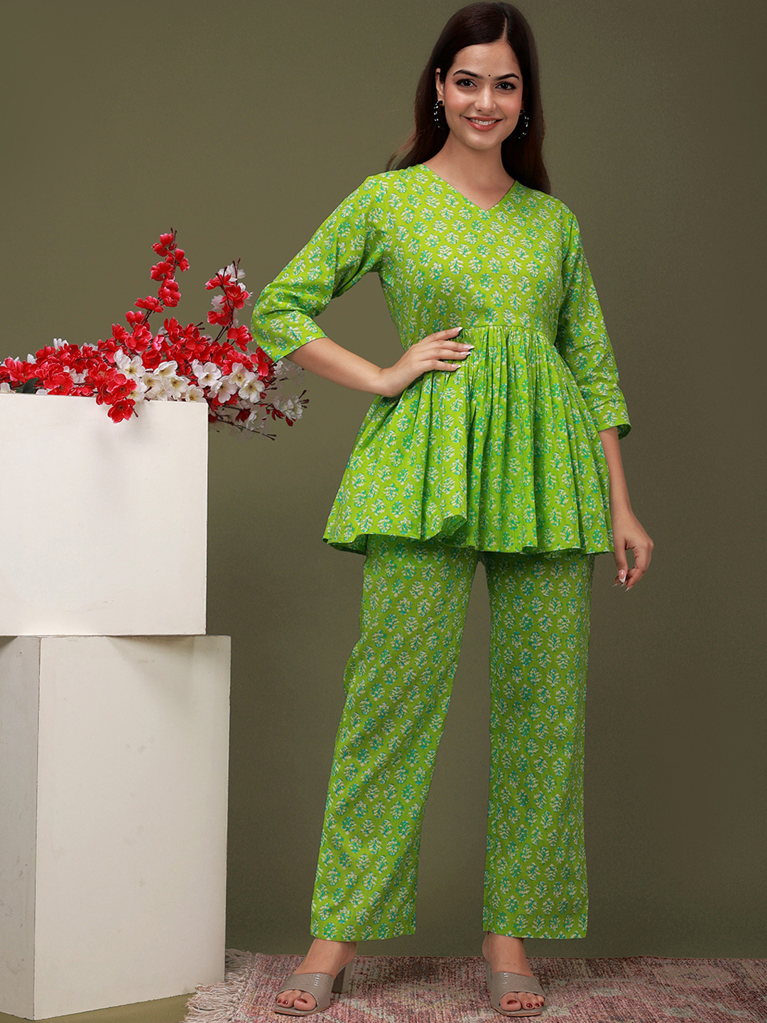 

Gujari Ethnic Motifs Printed Pure Cotton Top With Trousers, Green