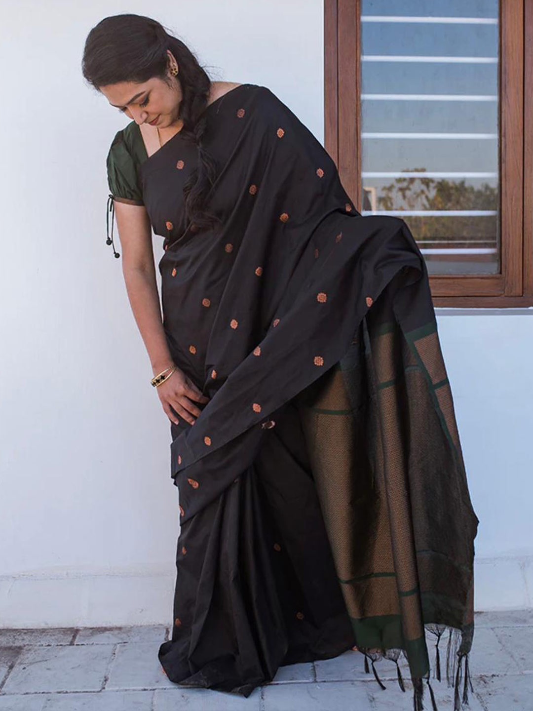 

bansari textiles Floral Woven Design Zari Pure Silk Kanjeevaram Saree, Black