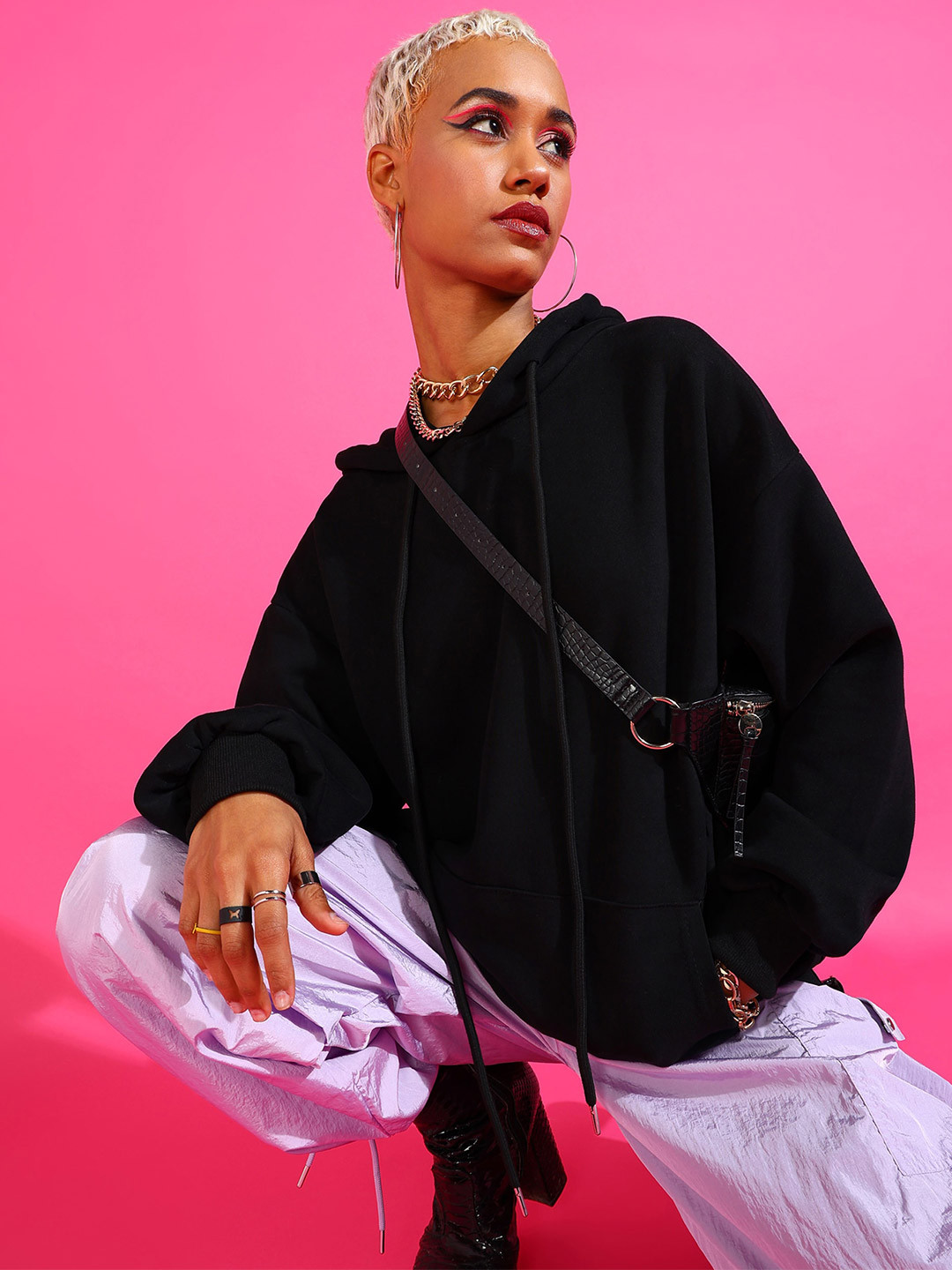 

SHECZZAR Black Hooded Long Sleeves Cotton Pullover Sweatshirt